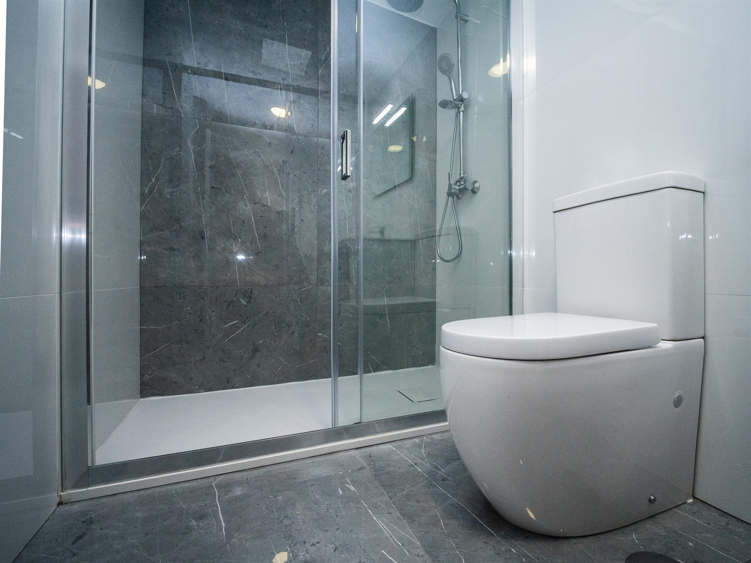Casa de banho renovada com base de duche e vidro