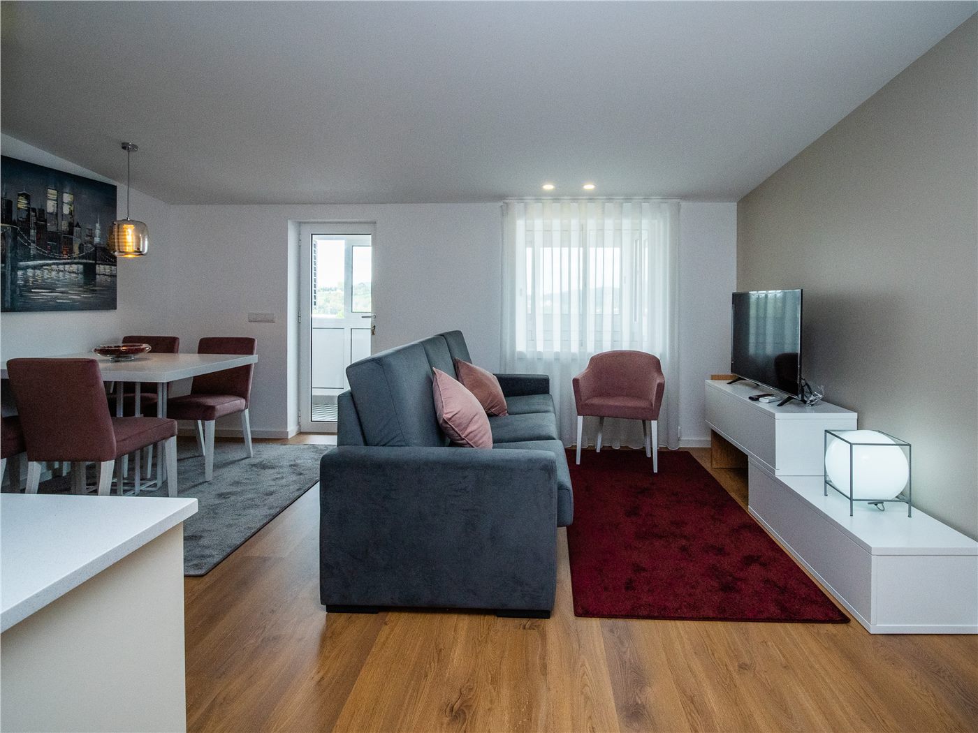 Sala e zona de refeição renovadas com mobiliário, iluminação natural e acabamentos modernos