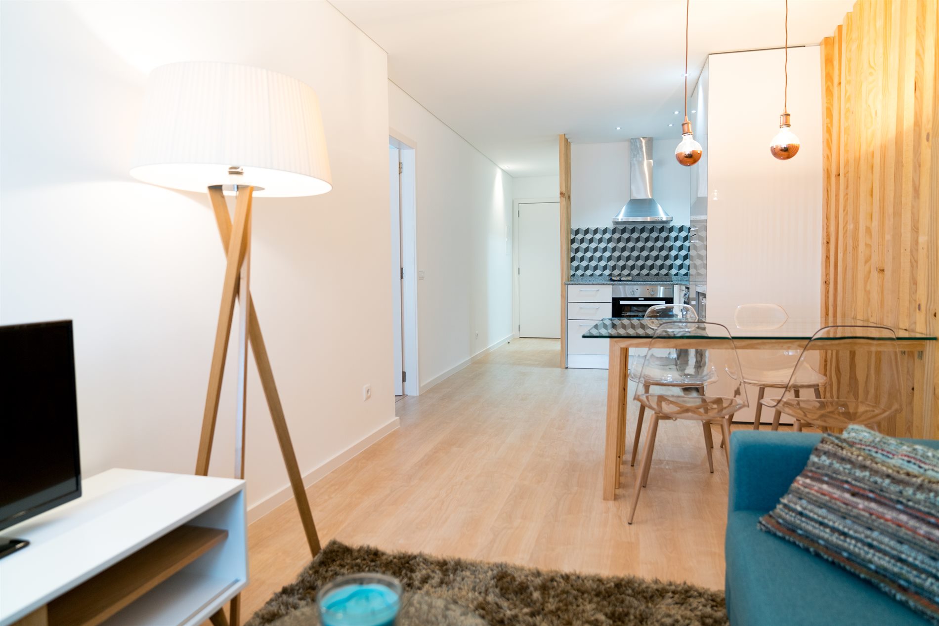 Sala renovada com cozinha aberta e pavimento claro