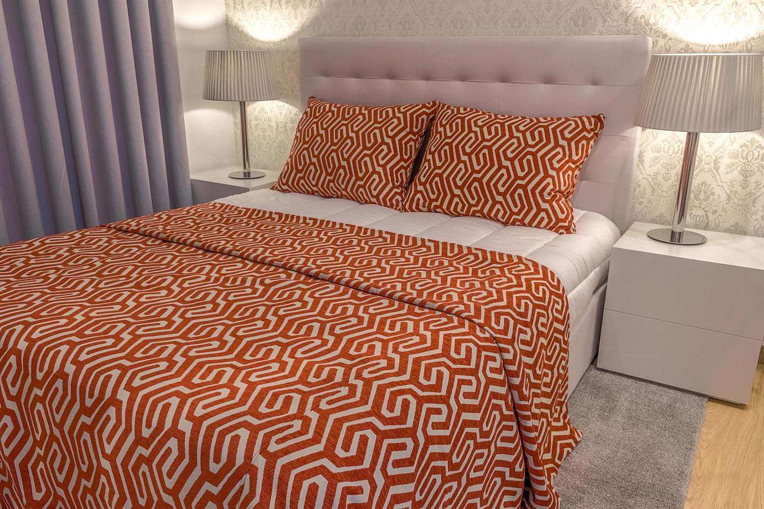 Quarto renovado com cama, iluminação e cortinas