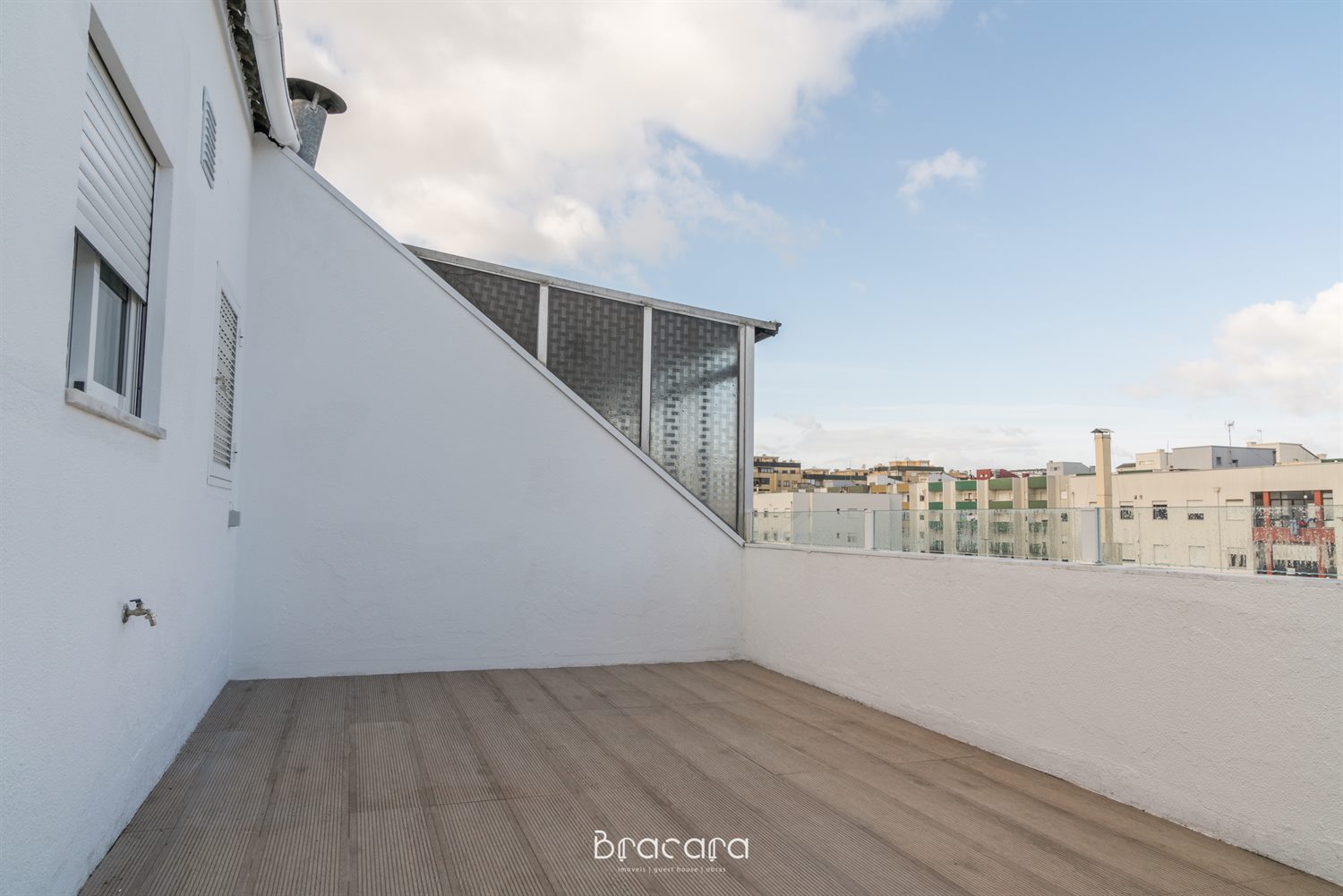 Terraço renovado com pavimento claro
